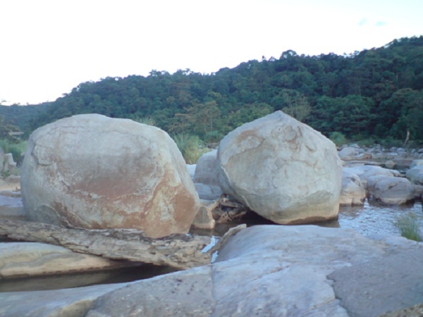 Những phiến đá được bào mòn theo thời gian, tạo cho Sơn Kim có một phong cảnh rất đẹp